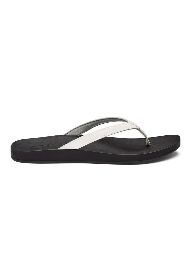 Olukai Puawe Women's White / Black 20198-4R40 slippers online bestellen bij Kathmandu Outdoor & Travel