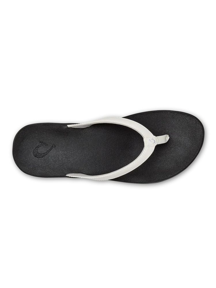 Olukai Puawe Women's White / Black 20198-4R40 slippers online bestellen bij Kathmandu Outdoor & Travel