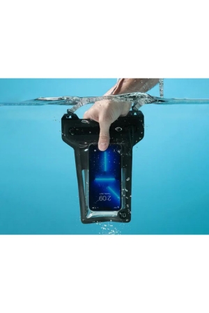 Nite-Ize RunOff Waterbestendige Telefoonhoes  Antraciet NI ROPPL-09-R8 reisaccessoires online bestellen bij Kathmandu Outdoor & Travel