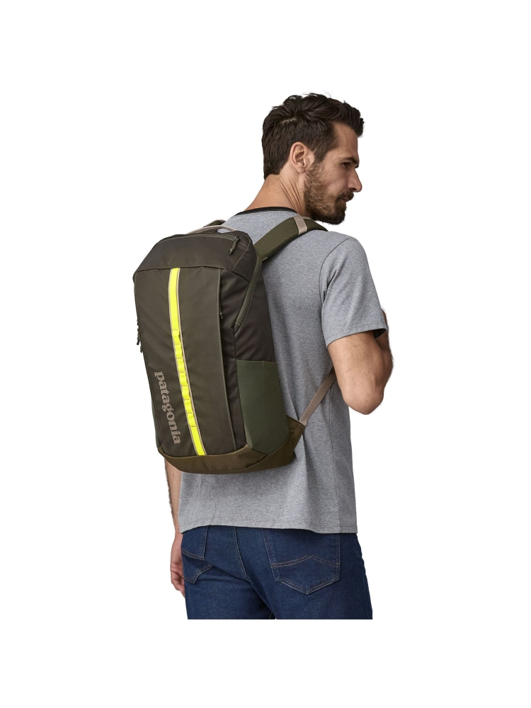 Patagonia Black Hole Pack 25L Pine Needle Green 49298-PNGR dagrugzakken online bestellen bij Kathmandu Outdoor & Travel