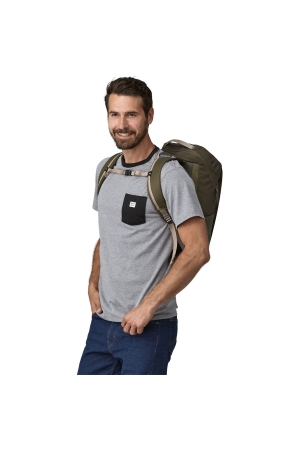 Patagonia Black Hole Pack 25L Pine Needle Green 49298-PNGR dagrugzakken online bestellen bij Kathmandu Outdoor & Travel