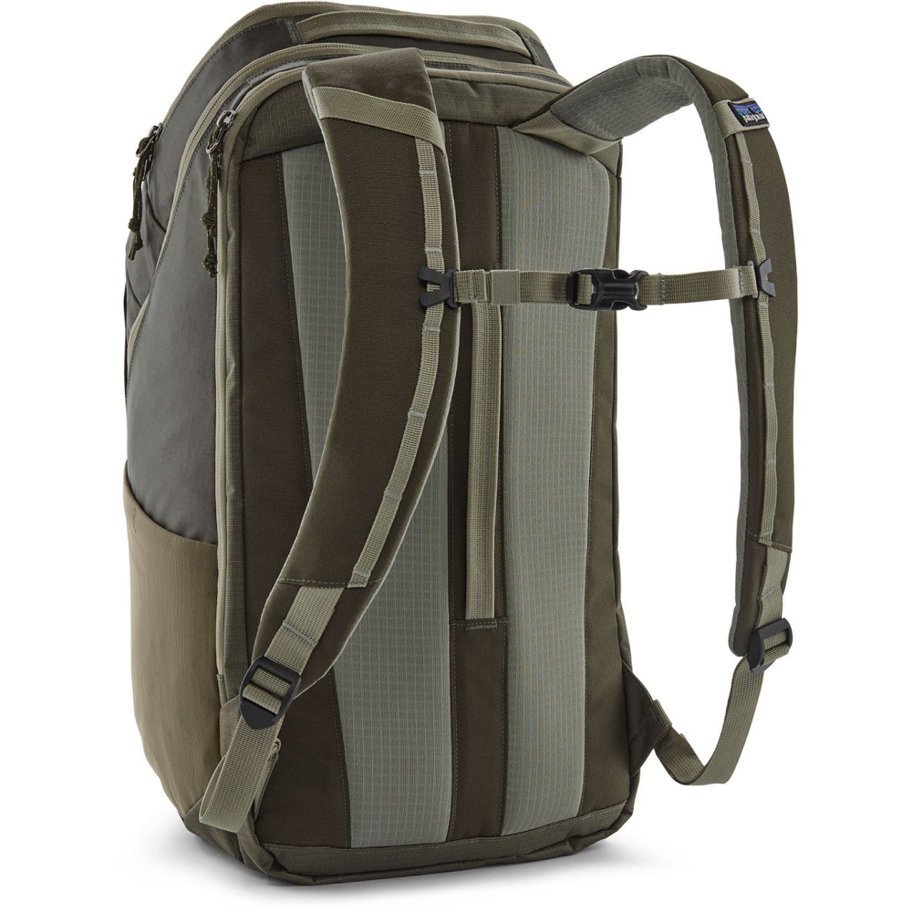 Patagonia Black Hole Pack 32L Basin Green 49302-BSNG dagrugzakken online bestellen bij Kathmandu Outdoor & Travel