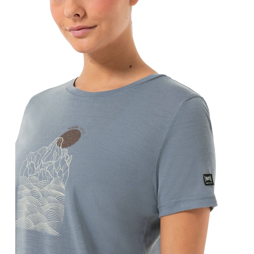 Super Natural Preikestolen Cliffs Tee Women's Flint Stone/Feather Grey/Coppe SNWP03128-15F shirts en tops online bestellen bij Kathmandu Outdoor & Travel